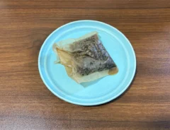 抽出した後、皿に乗せた麦茶パック（撮影：grapeライフハック編集部）