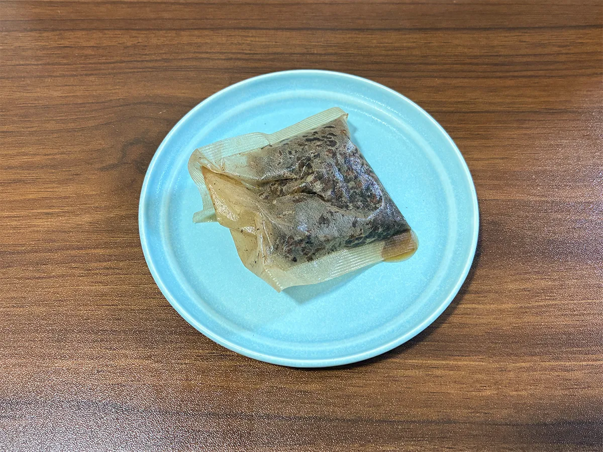 抽出した後、皿に乗せた麦茶パック（撮影：grapeライフハック編集部）