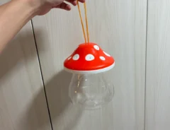 指でつかんだ昆虫ケース（撮影：grapeライフハック編集部）