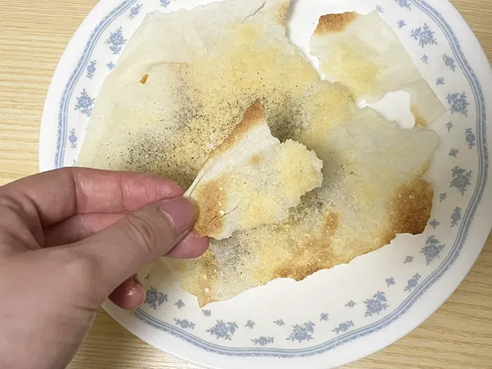 トースターで焼いてパリパリになった春巻きの皮の写真（撮影：grapeフード編集部）