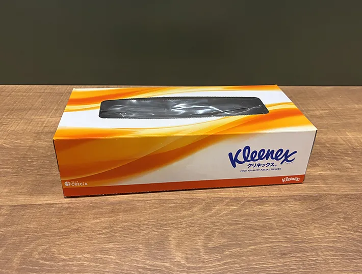 机に置かれたティッシュの空き箱（撮影：grapeライフハック編集部）