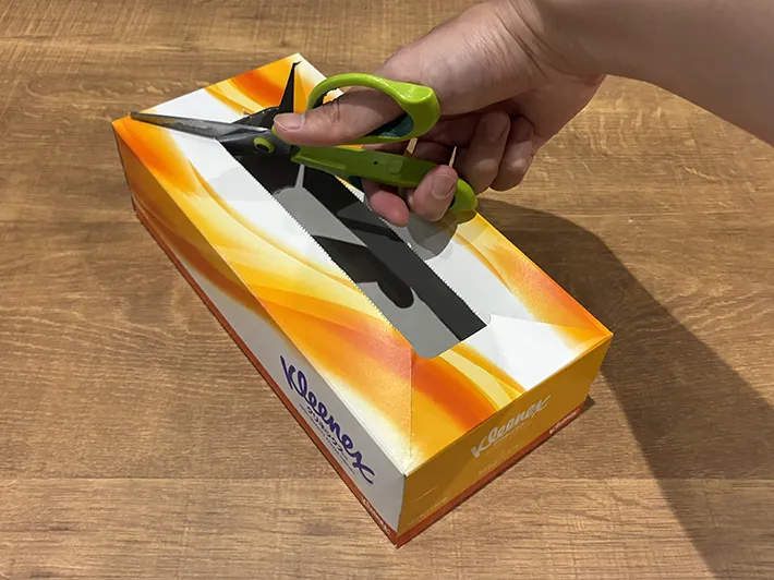 ティッシュの空き箱の隅に切れ込みを入れる場面（撮影：grapeライフハック編集部）