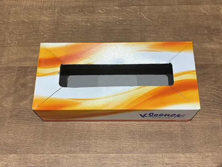 四隅に切れ込みを入れたティッシュの空き箱（撮影：grapeライフハック編集部）