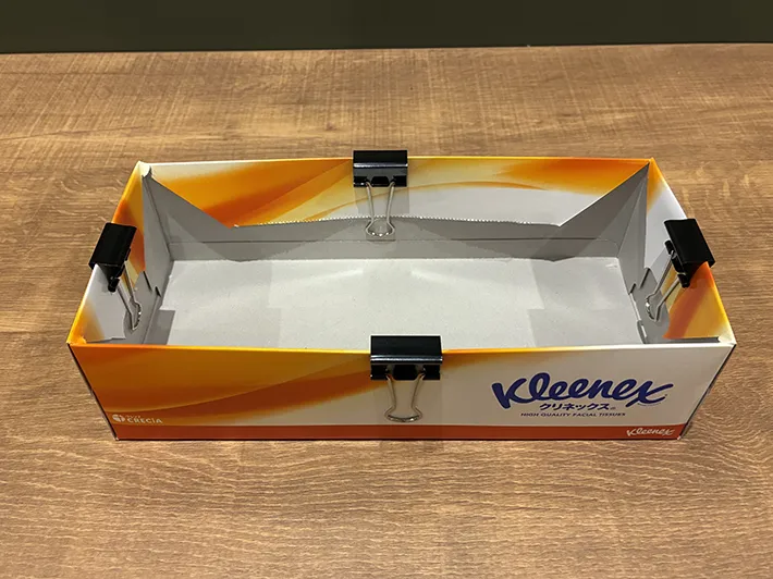 ダブルクリップで留めたティッシュの空き箱ケース（撮影：grapeライフハック編集部）