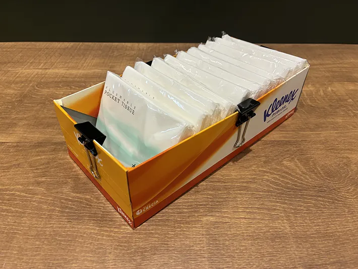 袋ティッシュを入れた、ティッシュの空き箱ケース（撮影：grapeライフハック編集部）