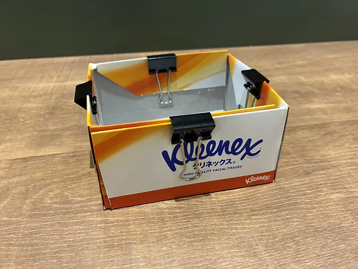 ダブルクリップで留めた、コンパクトなティッシュの空き箱ケース（撮影：grapeライフハック編集部）