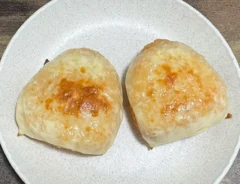 焼きおにぎりの写真(撮影:grapeフード編集部)