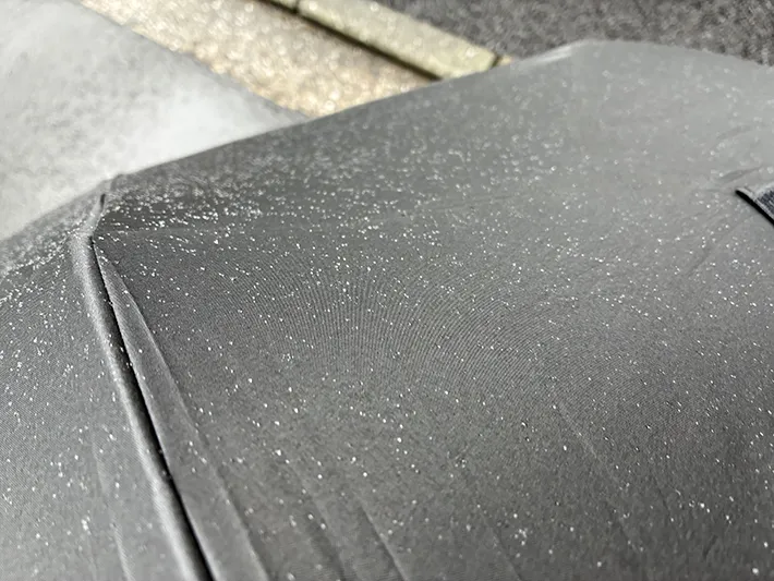 細かな水滴がついた傘の表面（撮影：grapeライフハック編集部）