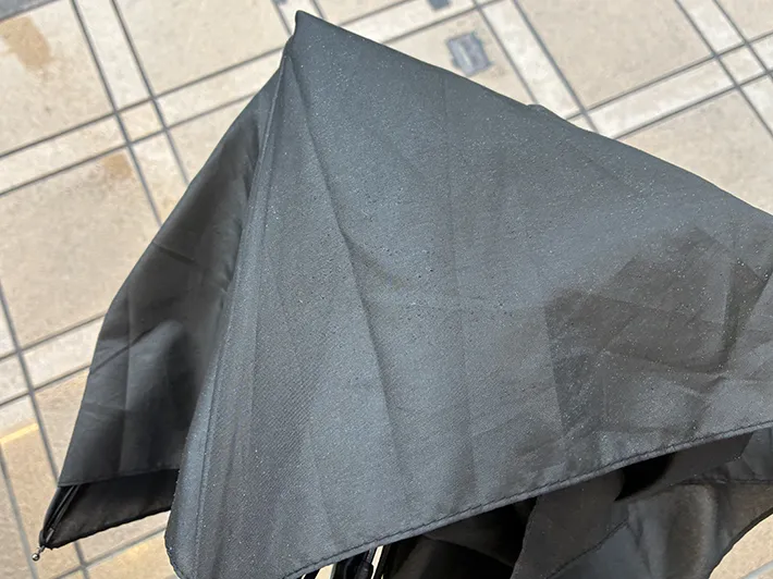 傘をふった後の表面（撮影：grapeライフハック編集部）