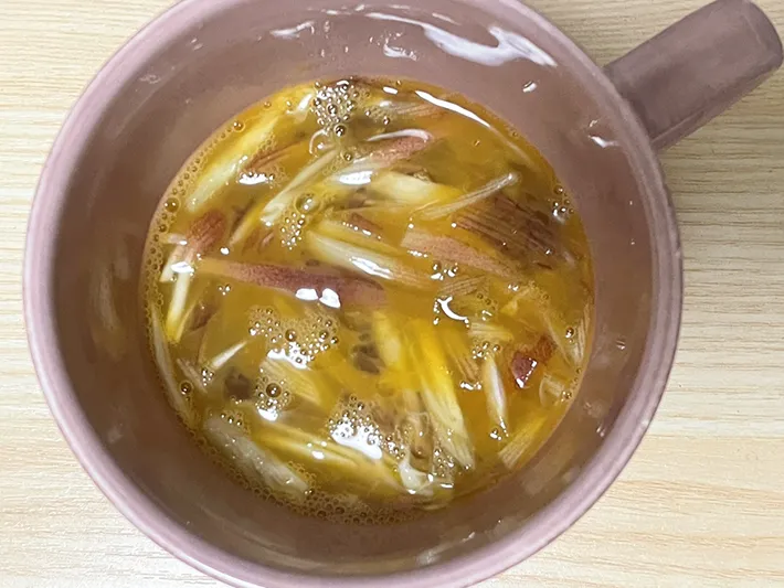 卵、ミョウガ、めんつゆを混ぜた写真（撮影：grapeフード編集部）
