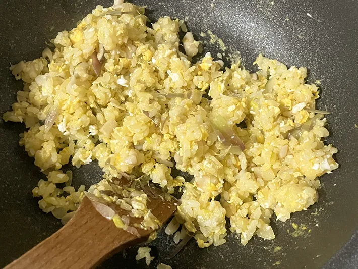 ご飯と卵も加えて炒める写真（撮影：grapeフード編集部）
