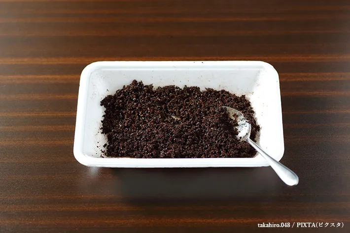 机に置かれたコーヒーグラウンズ