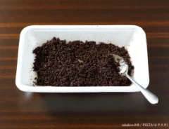 机に置かれたコーヒー粉