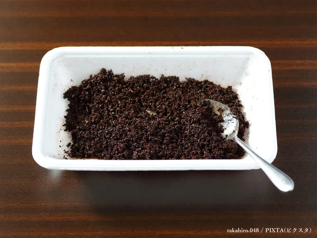 机に置かれたコーヒー粉