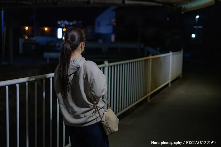 夜道を歩く女性