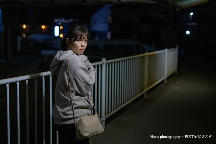 後方を振り向く女性