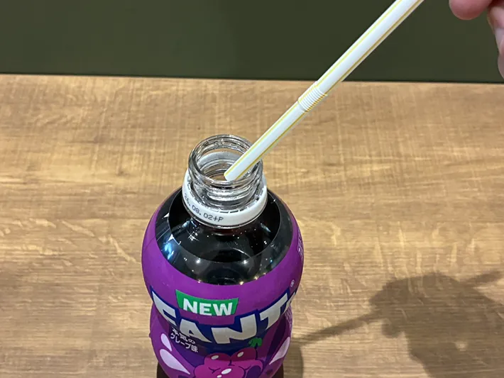 ストローをペットボトルにそのまま差し込む場面（撮影：grapeライフハック編集部）