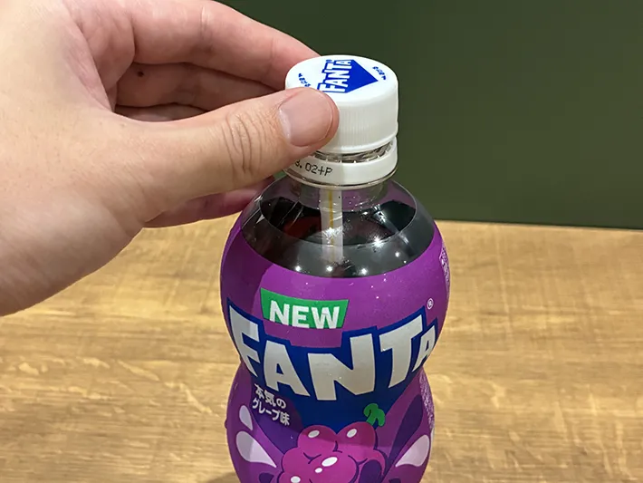 ストローを入れて蓋を閉めたペットボトル（撮影：grapeライフハック編集部）