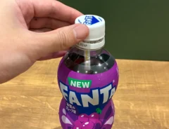 ストローを入れて蓋を閉めたペットボトル（撮影：grapeライフハック編集部）