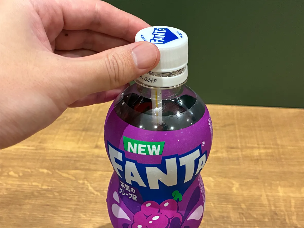 ストローを入れて蓋を閉めたペットボトル(撮影:grapeライフハック編集部)