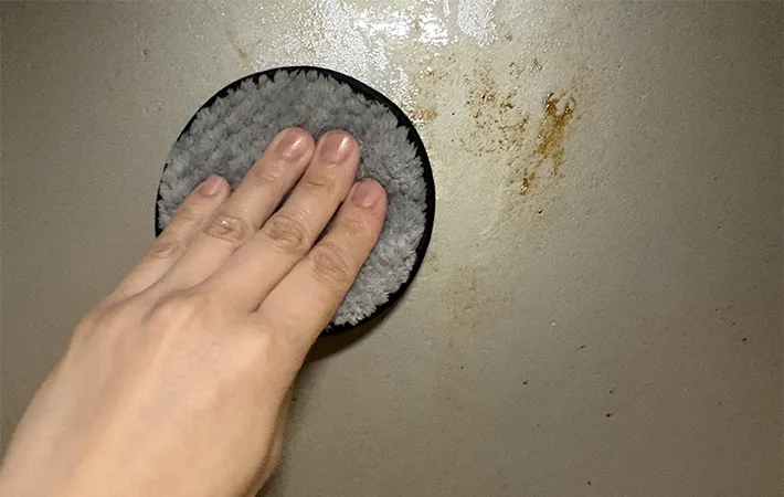キッチンの壁を掃除する写真（画像提供：熊田朱実）