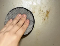 油汚れを落とす写真（画像提供：熊田朱実）