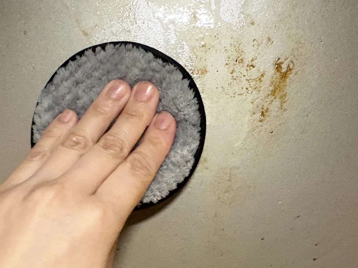 油汚れを落とす写真（画像提供：熊田朱実）