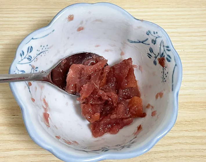 梅干しを潰す写真（撮影：grapeフード編集部）