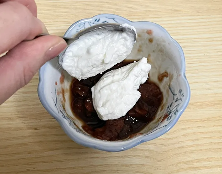 梅干し、調味料、ギリシャヨーグルトを混ぜる写真（撮影：grapeフード編集部）