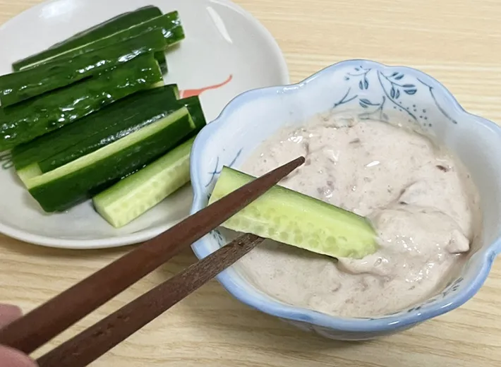 キュウリを『梅ヨーグルトディップ』につけて食べる写真（撮影：grapeフード編集部）