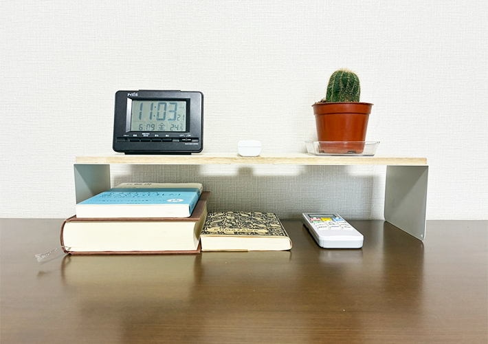 ブックエンドと板の活用写真（撮影：grapeライフハック編集部）
