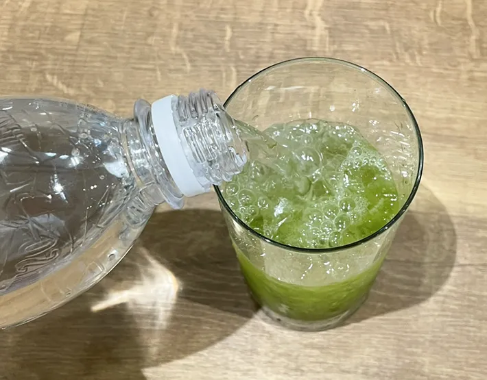コップに炭酸水を注ぐ写真（撮影：grapeフード編集部）