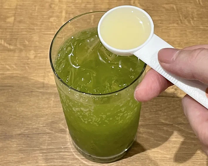 『ポッカレモン100』を抹茶ソーダに入れる写真（撮影：grapeフード編集部）