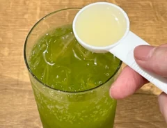 抹茶ソーダに『ポッカレモン100』を加える写真（撮影：grapeフード編集部）