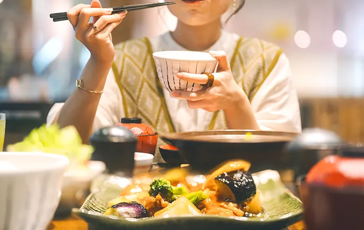 食事をする女性の写真