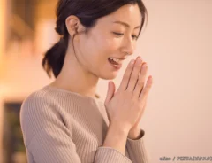 ご飯をみている女性の写真