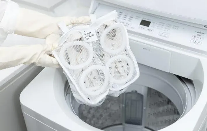 『靴を洗濯機に入れる』写真（撮影：Heulie）