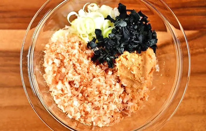 『ネギとワカメの味噌玉』を作る写真（撮影：小泉明代）