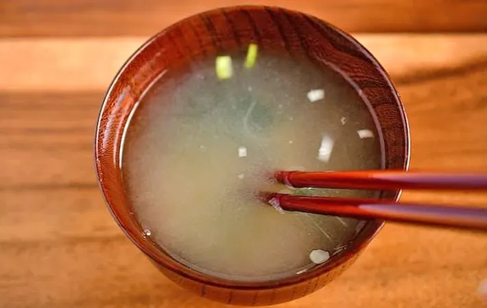 『ネギとワカメの味噌玉』を作る写真（撮影：小泉明代）