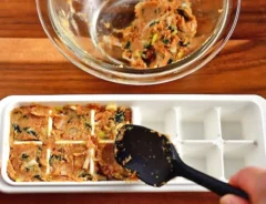 『ネギとワカメの味噌玉』を作る写真（撮影：小泉明代）