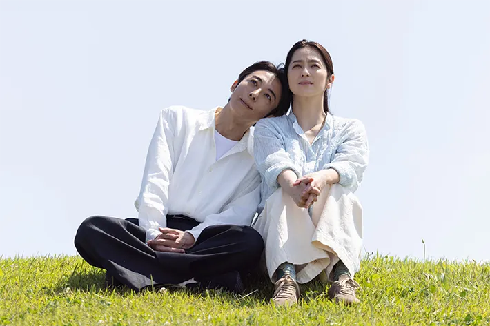 『リボーン ～最後のヒーロー～』に出演する高橋一生さんと中村アンさんが写る場面写真