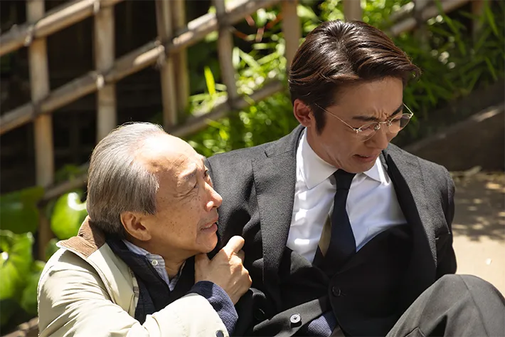『リボーン ～最後のヒーロー～』に出演する高橋一生さんと小日向文世さんが写る場面写真