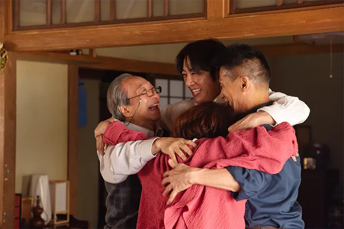 『リボーン ～最後のヒーロー～』に出演する小日向文世さんと岸本加世子さんが写る場面写真