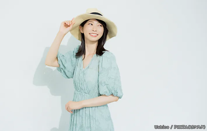 お気に入りの服を着ている女性の写真