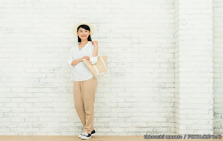 白い服を着ている女性の写真