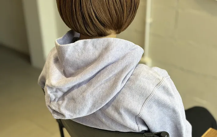 パーカーを着た女性の写真
