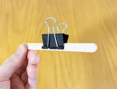 アイスの棒とダブルクリップの活用写真（撮影：grapeライフハック編集部）