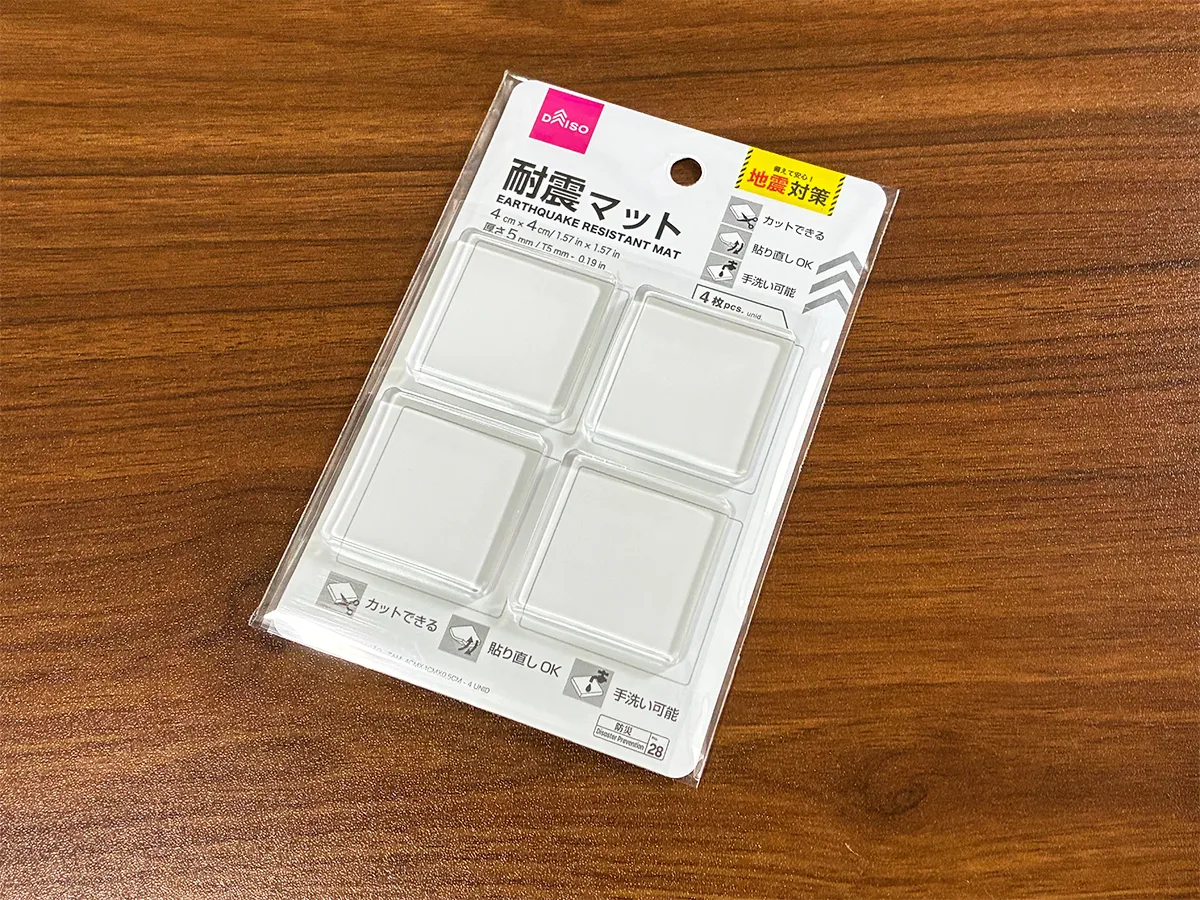 机に置かれた耐震マット（撮影：grapeライフハック編集部）