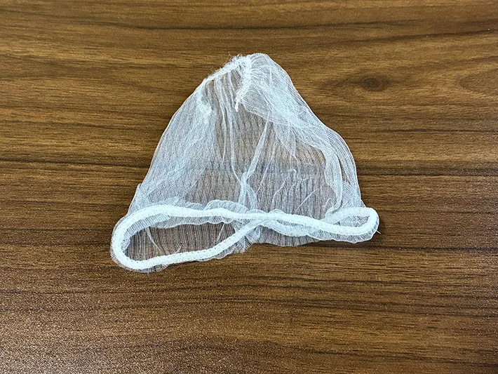 机に置かれた水切りネット（撮影：grapeライフハック編集部）