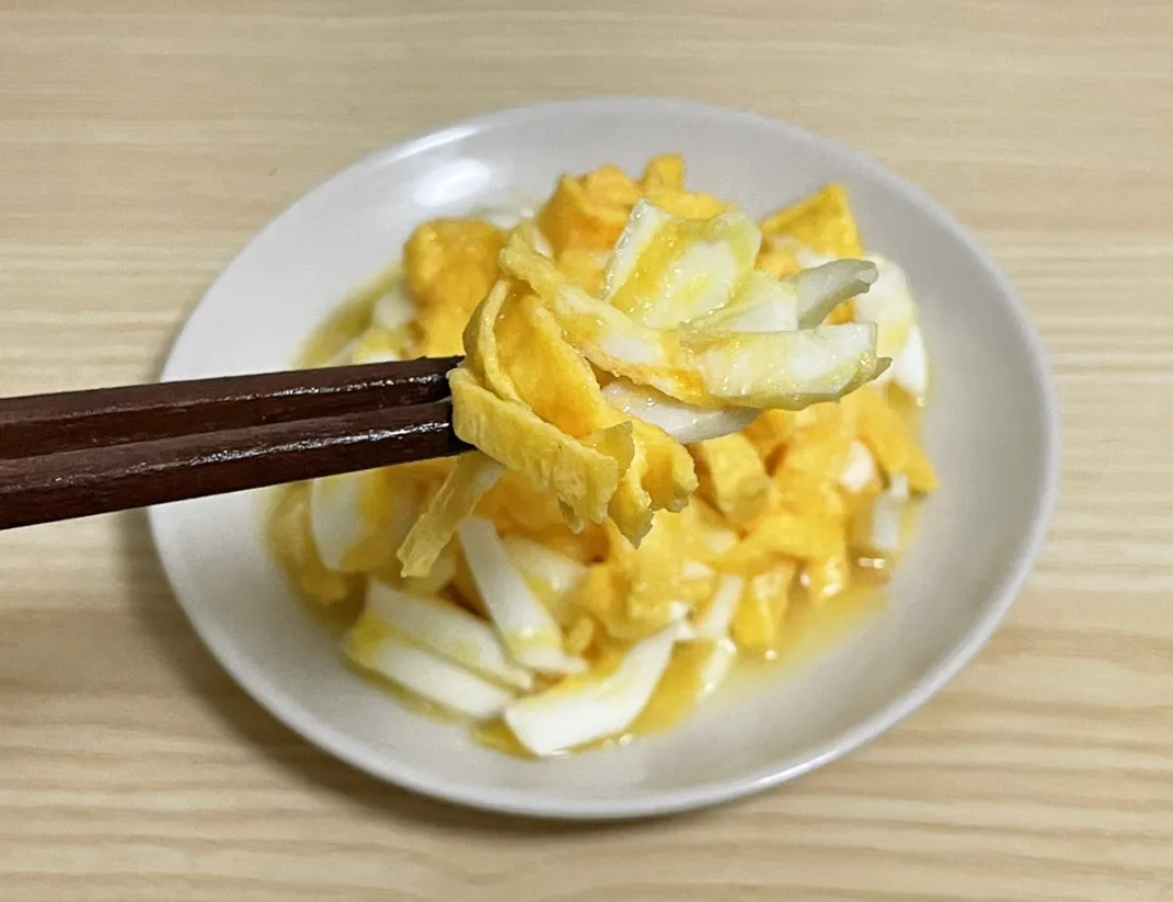 たまごサラダを食べる写真（撮影：grapeフード編集部）